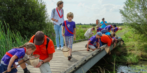 kinderen vangen waterleven