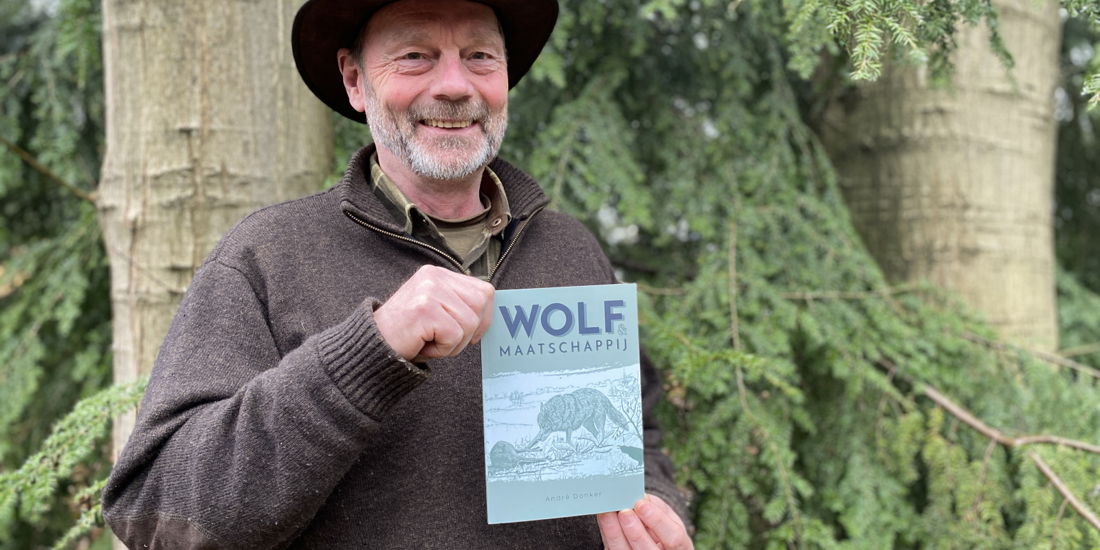 André Donker met zijn boek Wolf en Maatschappij