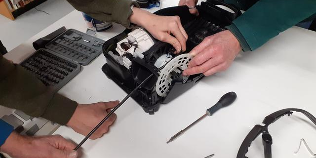 Reparatie van een stofzuiger - Foto Repair Café Steenwijkerland