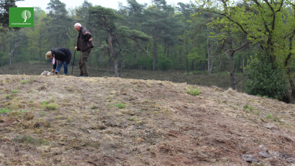 Han op een grafheuvel met een medelid van de Werkgroep Archeologie Steenwijk