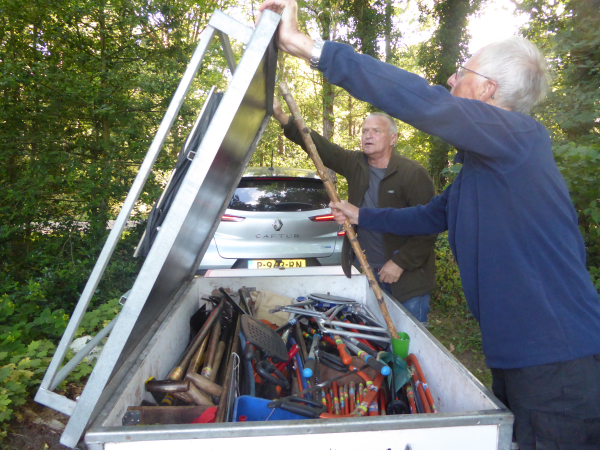 De aanhanger met gereedschap van EnHOe