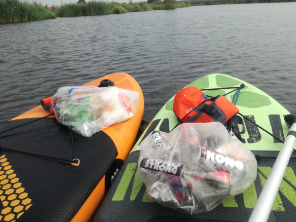 Waterploggen: sport en afval rapen ineen, in dit geval met bootjes op de Vecht