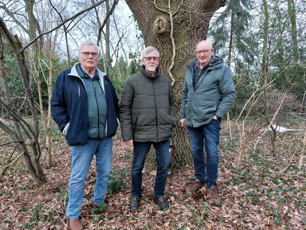 Leo Hassing (Ringstation Overdinkel) en de bestuursleden Ben Hulsebos en Henk Noordkamp