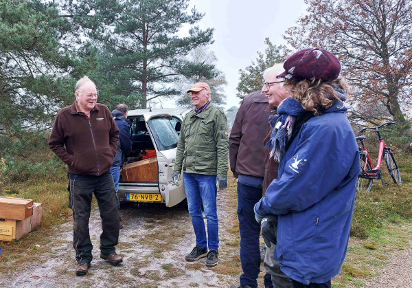 Gerard Huis in 't Veld, links op de foto, bespreekt de klus met enkele vrijwilligers