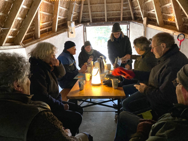 Koffie drinken in de schaapskooi