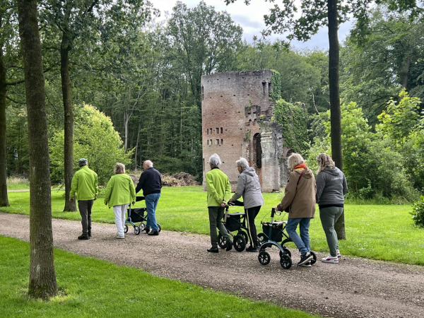 De groep passeert de bekende 150 jaar oude folly (nepruïne) op het terrein van De Haere.