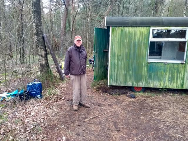 Han bij de schaftkeet van de vrijwilligers van Staatsbosbeheer die de natuur van het Eeserveld en de Woldberg onderhouden