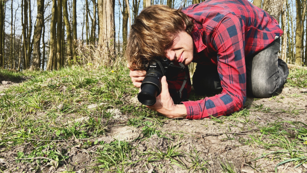 Eric Mahieu op zoek naar een perfecte foto van de grijze zandbij