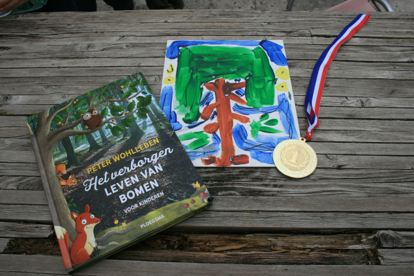 Prijzenpakket voor de winnaars: je tekening op een kaart, een eigen medaille en het prachtige boek “Het verborgen leven van bomen”