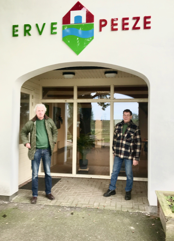 Links Harry, rechts Bert. Op 1,5 meter afstand uiteraard.