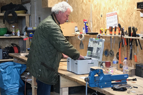 Harry aan het werk in het depot.