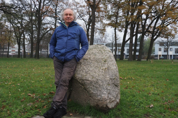 Harry bij markesteen Groot Peter