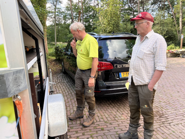Carl en Teun selecteren het materiaal dat mee het veld in moet