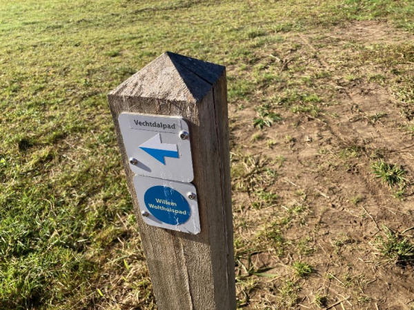 Gemarkeerde route door het veld