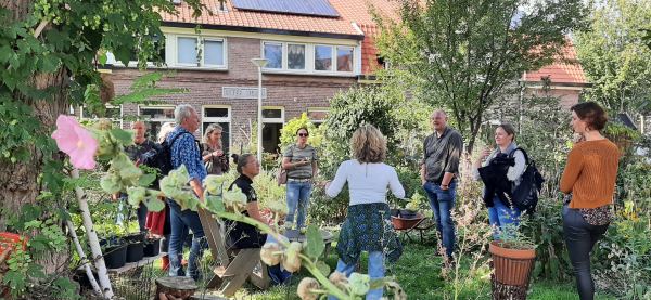 Bewoonster Karen is trots op 'haar' tuin