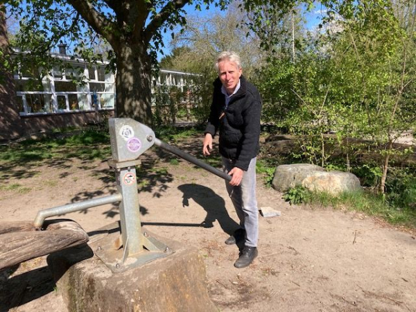 Hiddo bij de waterpomp