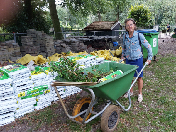 Mariëtta haalt planten op voor de tennisvereniging