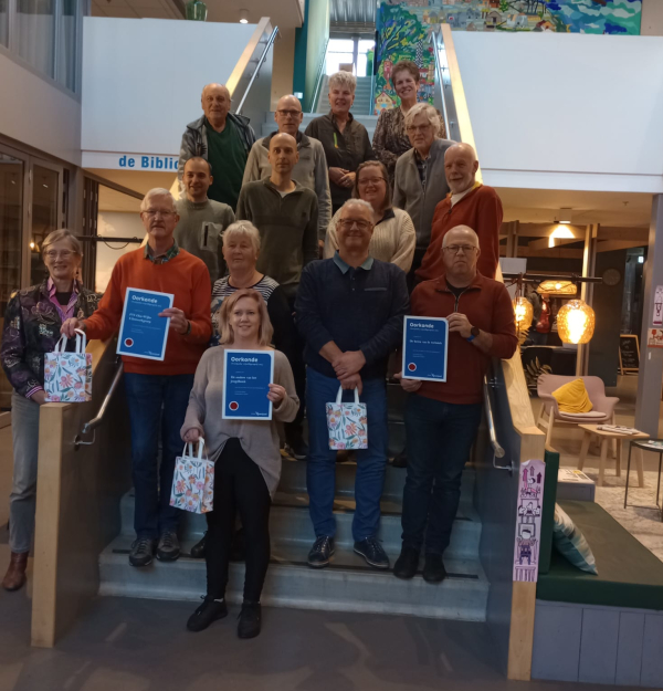 Alle vrijwilligers uit Olst-Wijhe die een prijs kregen, waaronder de Uilenwerkgroep