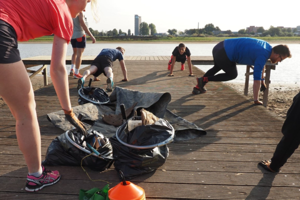 Sporten en afval halen
