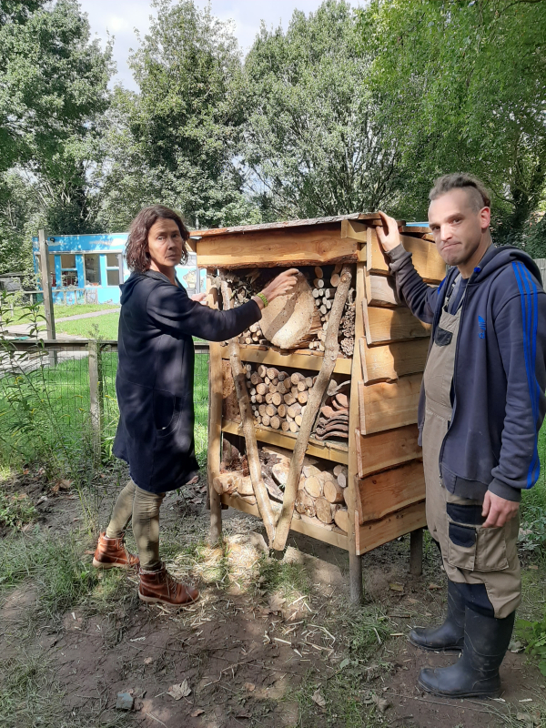 Een insectenhotel voor Vluchtelingenwerk