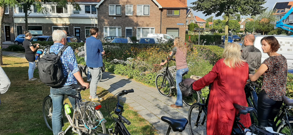 Fietsend door de wijk