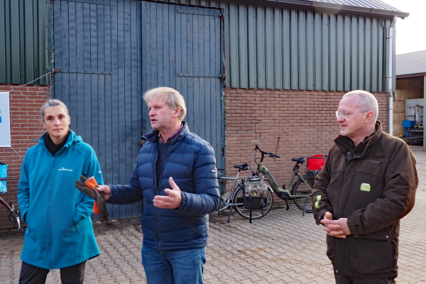 De gedeputeerde Maurits van Martels opent de natuurwerkdag, terzijde gestaan door Judih Snepvanger en Michael Sijbom