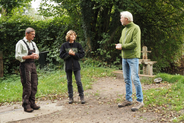 De molenaars in gesprek met een passerende wandelaar.