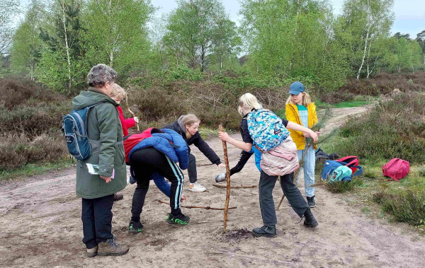 Het jachtspel wordt door de kinderen 'takkenspel' genoemd