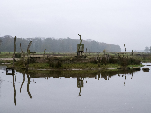 Een onderdeel van de kinderspeelplaats: Het speeleiland met een creatieve uitkijktoren